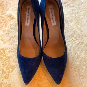 Beautiful suede pumps